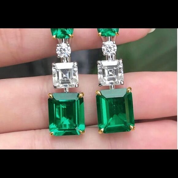 💚 Stunning new rhinestone & emerald glass triple CZ stone stud earrings 💚 - Picture 3 of 4